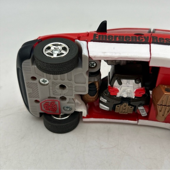 Transformers Universe Deluxe RATCHET Weapons Emergency Rescue SUV (No Weapons) - Picture 9 of 10